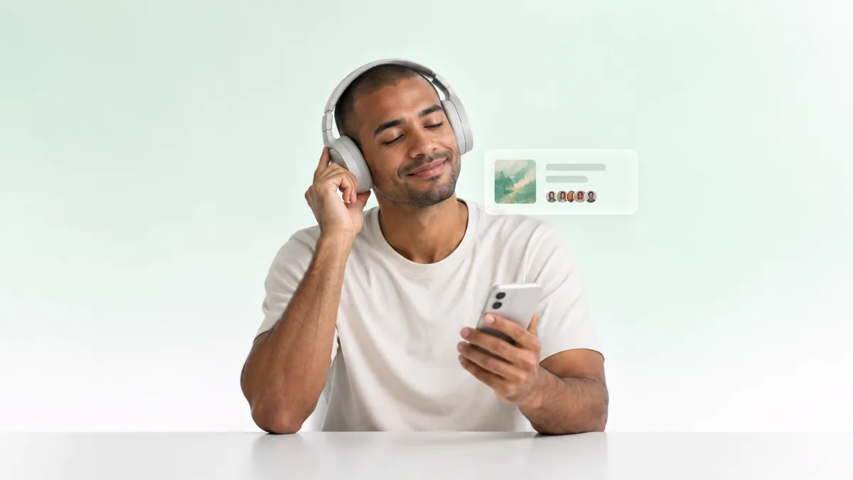 Un hombre con audífonos disfruta la música mirando su celular junto a una tarjeta flotante de una canción con un grupo de avatares